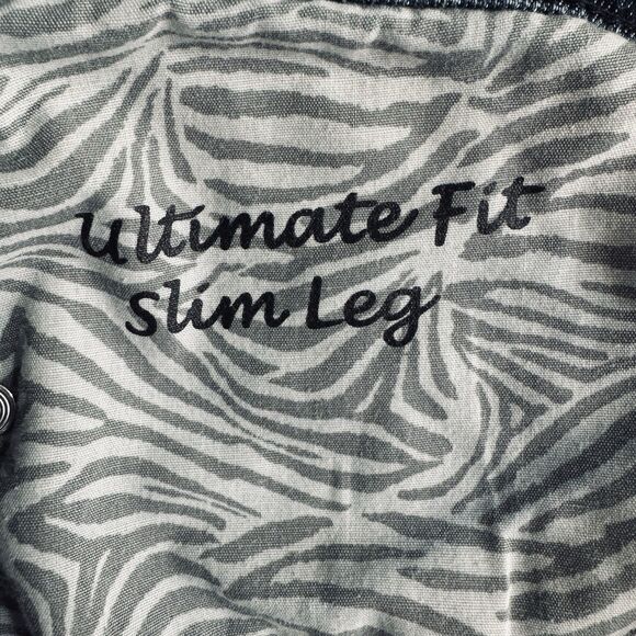 Chicos Ultimate Fit Slim Leg Straight Jeans 2.5 Short (35x28) Dark Blue Womens - Picture 6 of 8